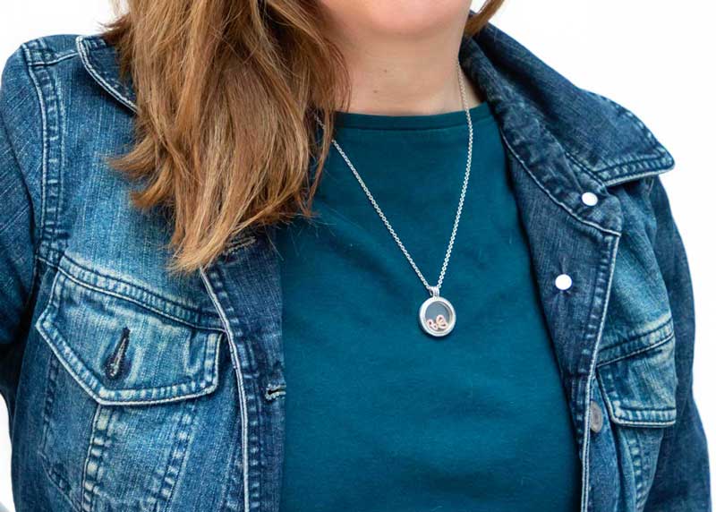What to wear for a professional headshot. Denim jacket with necklace.